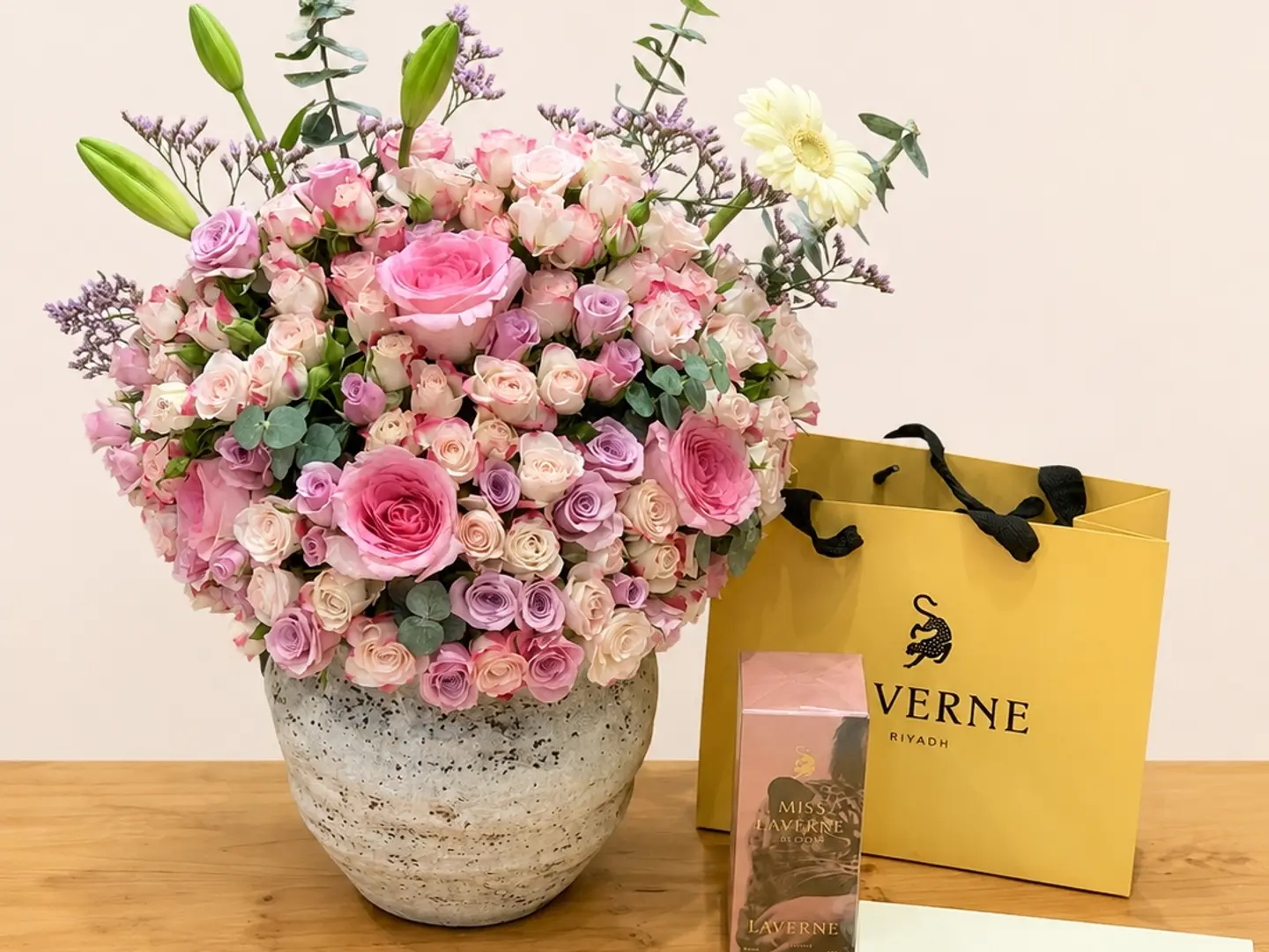 فازه ورد مع عطر مس لافير