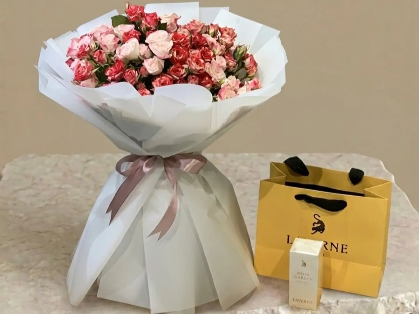 باقه ورد مع عطر مس لافير 7