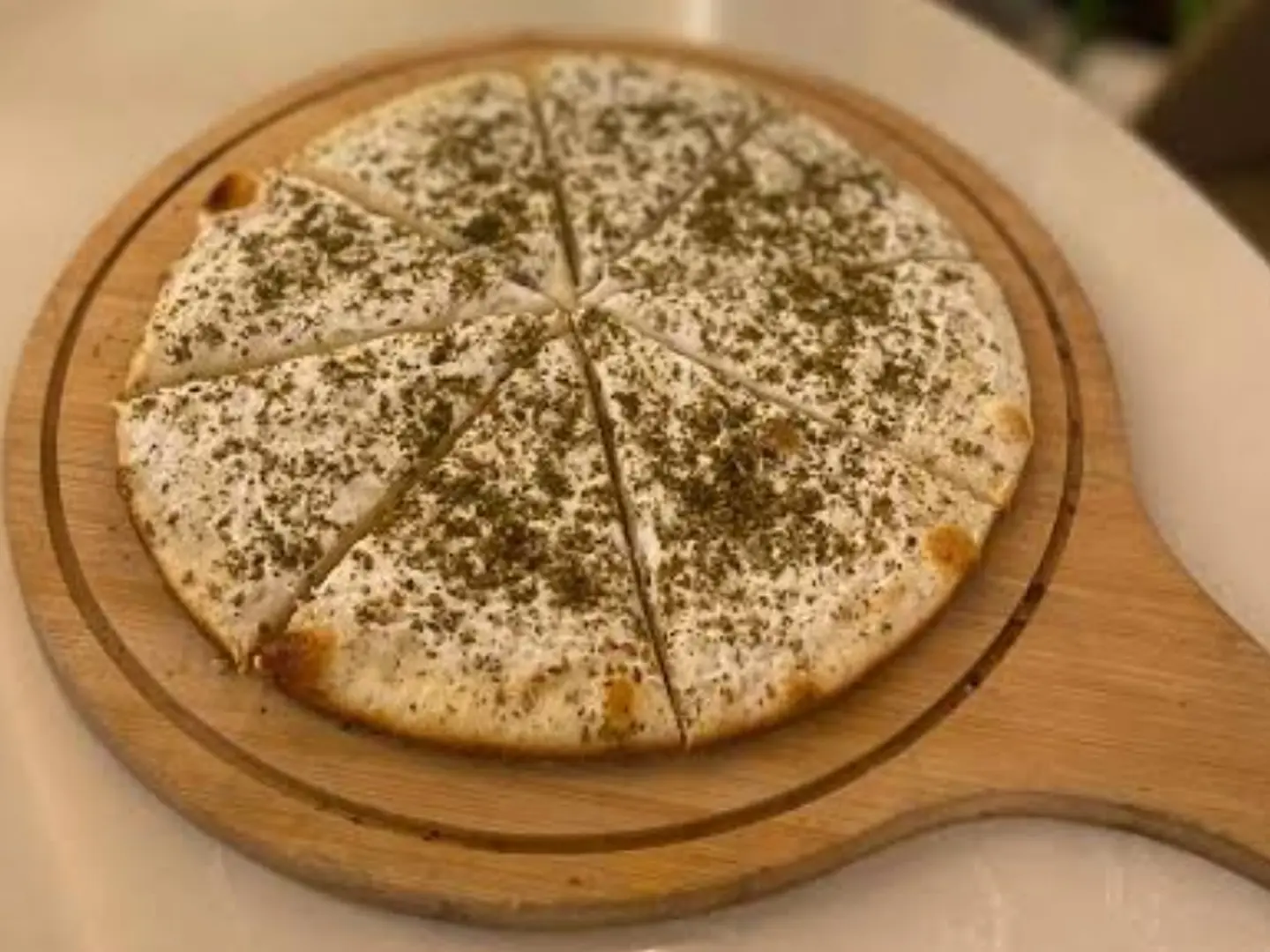 بيتزا جبن بالزعتر كبيره