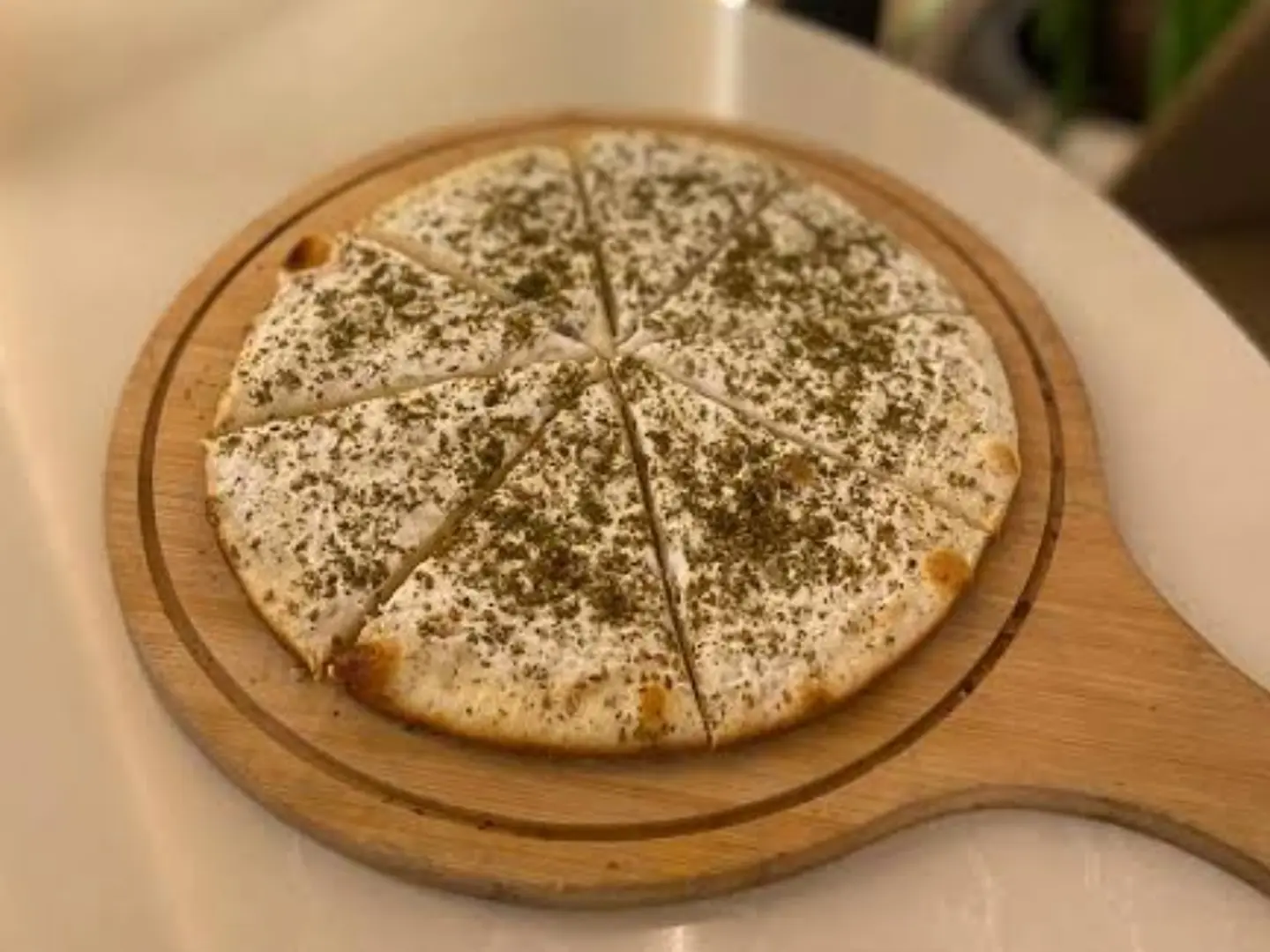 بيتزا لبنة و زعتر كبيره