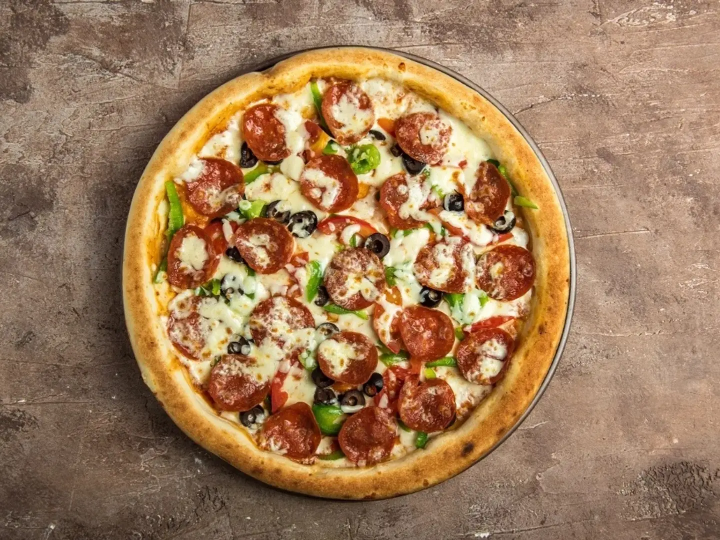 بيتزا بيبروني بالخضار كبيره