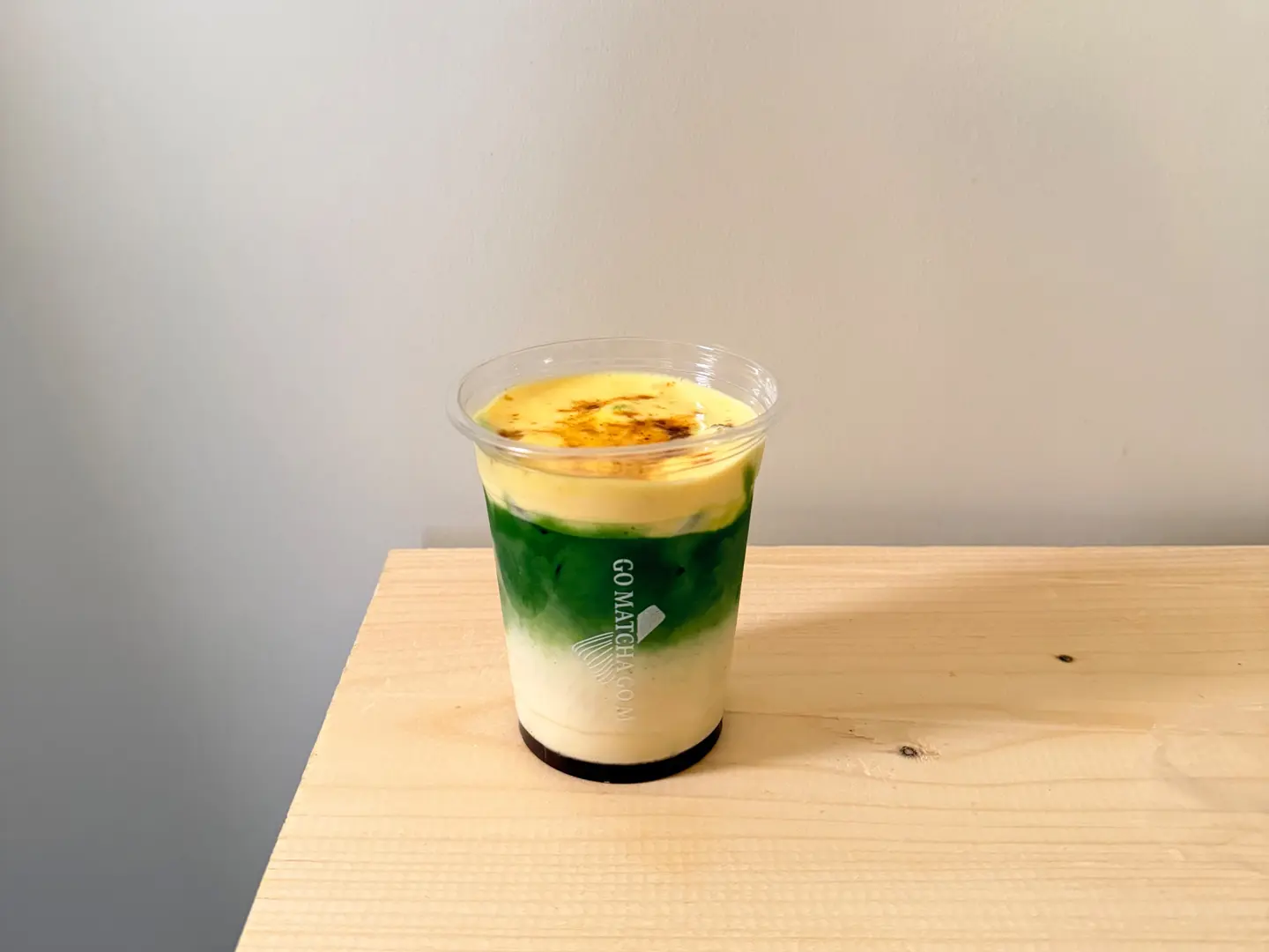 ماتشا كريم بروليه مع قطع السكرالمكرمل