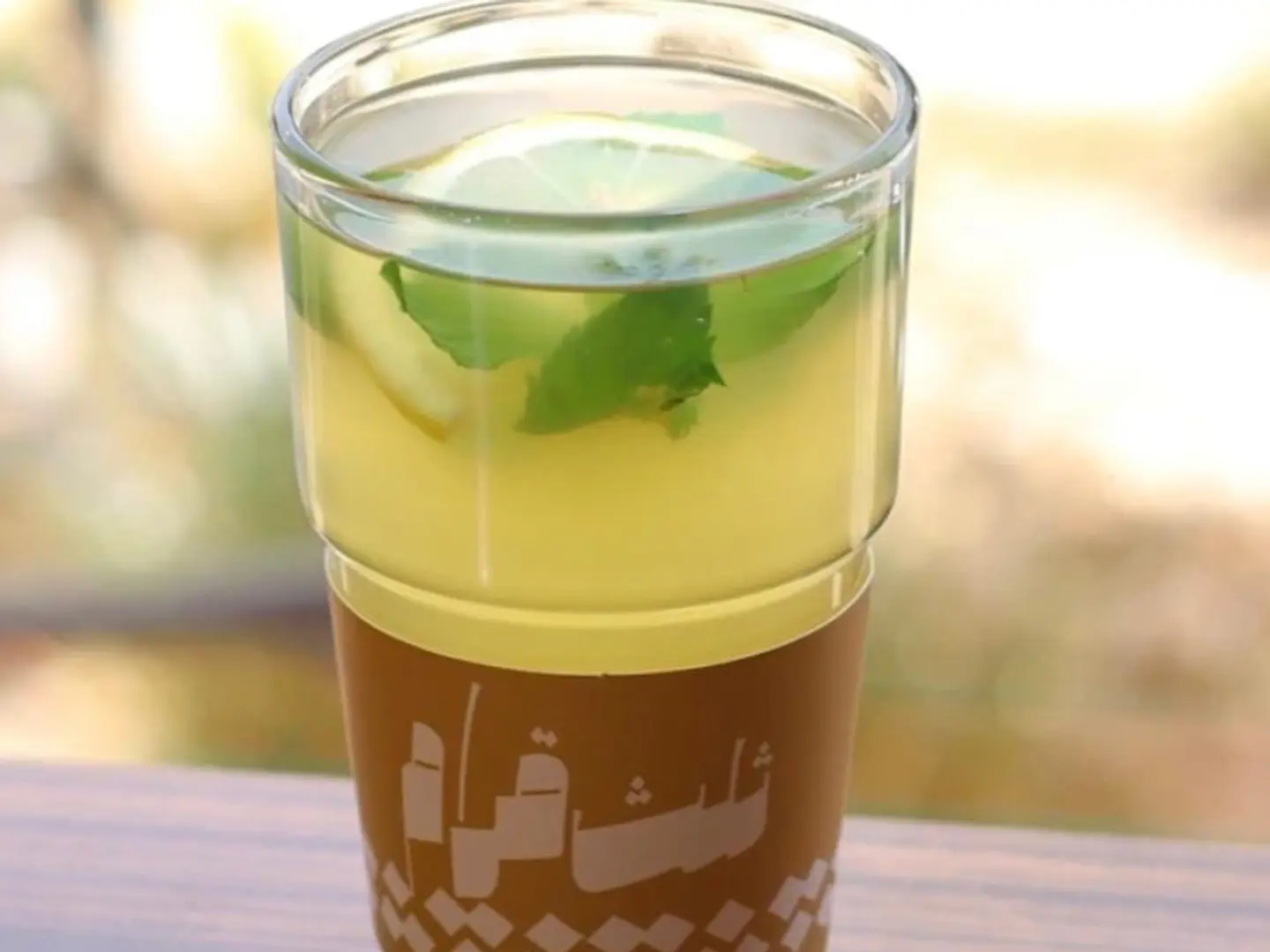 كوب نعناع وزنجبيل وليمون