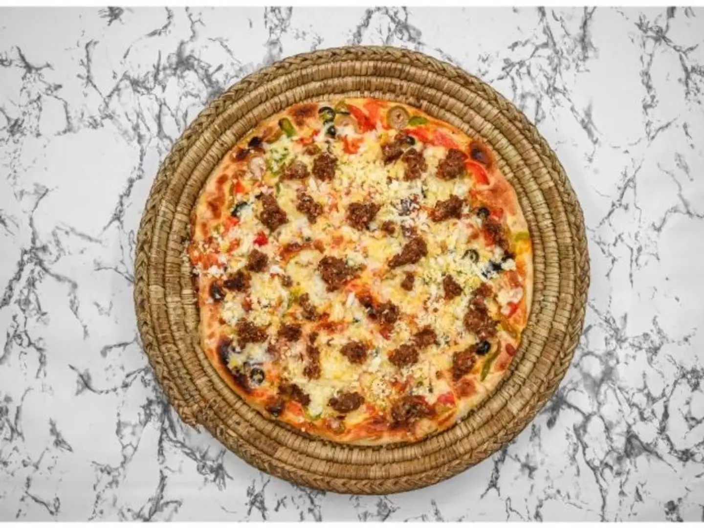 بيتزا سجق وبسطرمة - صغير