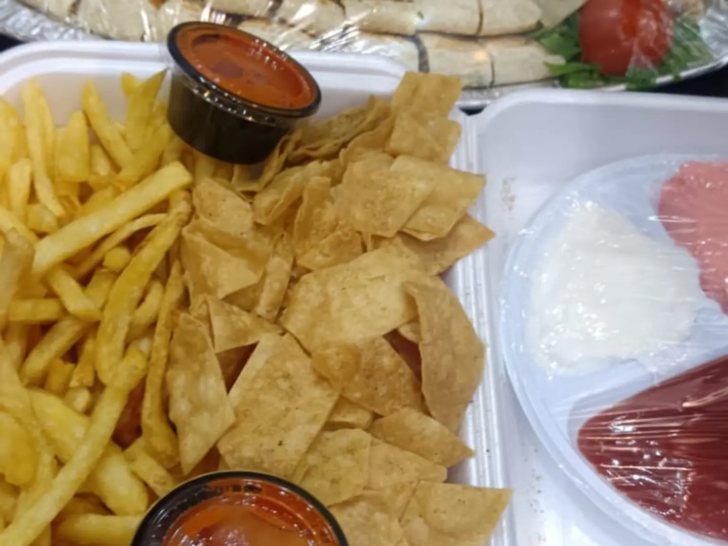صحن بطاتس صغير مع الكاتشب
