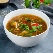 شوربة الدجاج الحارة والحامضة