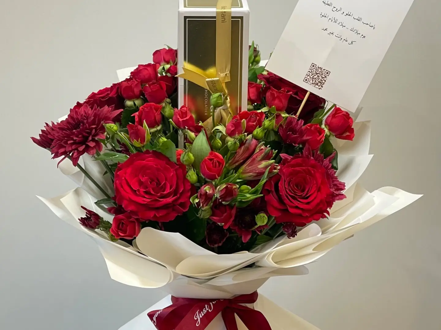 باقة مع شوكلت بستاني ربع كيلو لون احمر رقم 20