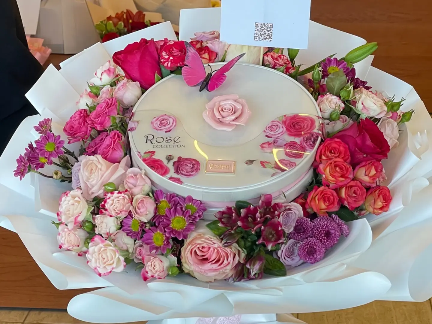 باقة يد كبيره مع شوكلت روز بستاني رقم 2