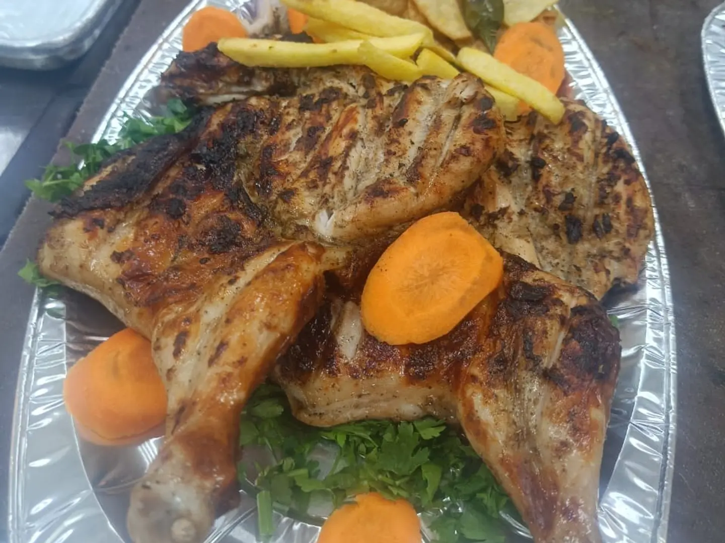 حبة دجاجة مشوية على الفحم