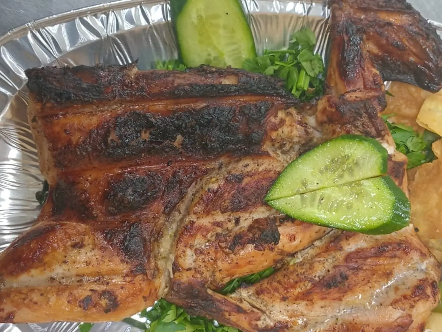 نصف دجاجة مشوي على الفحم بدون رز سادة