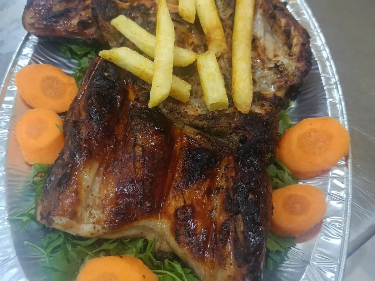 نصف دجاجة مشوي على الفحم بدون رز سادة