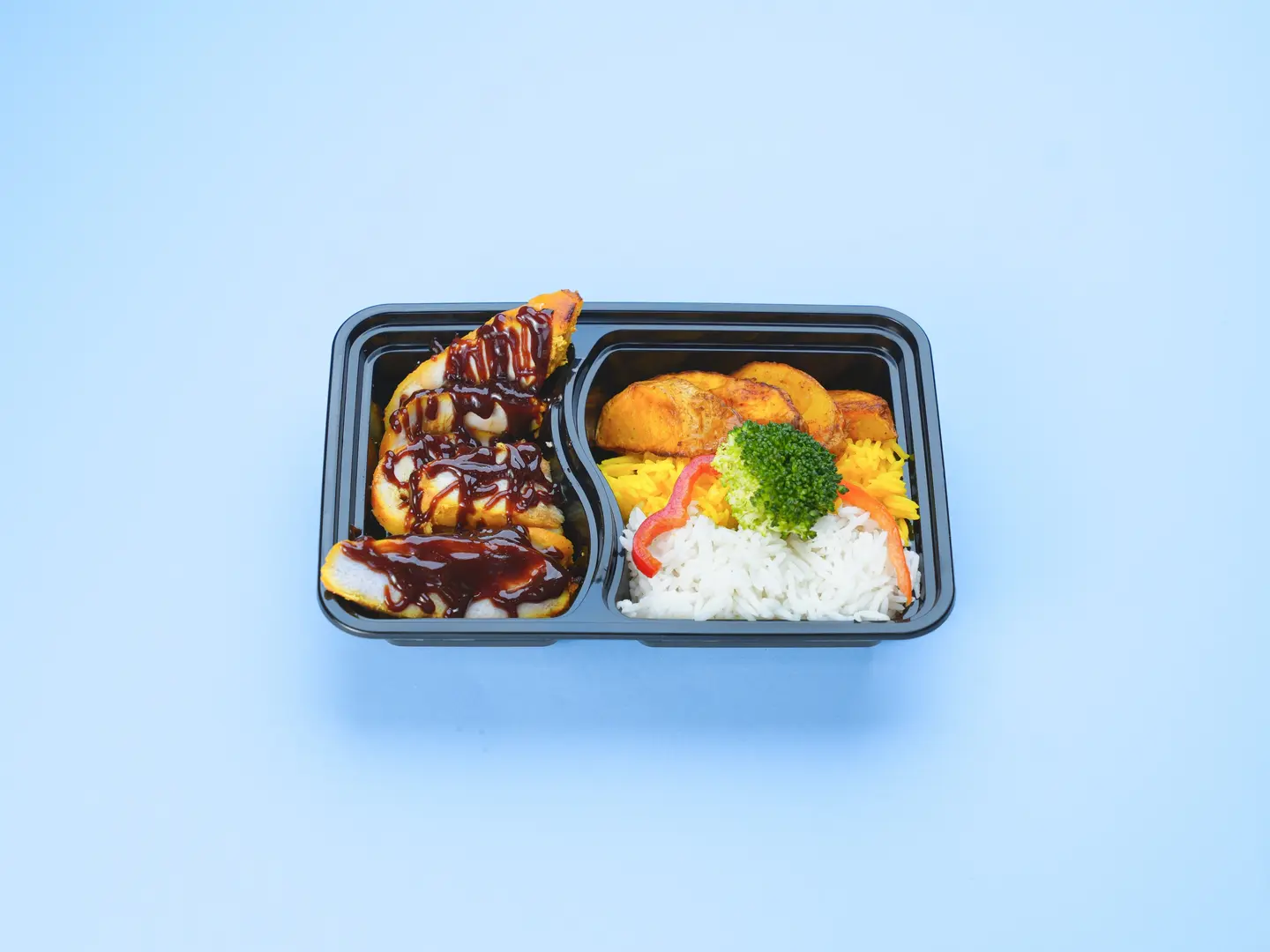 دجاج باربيكيو مع ارز مشكل وبطاطس ويدجز