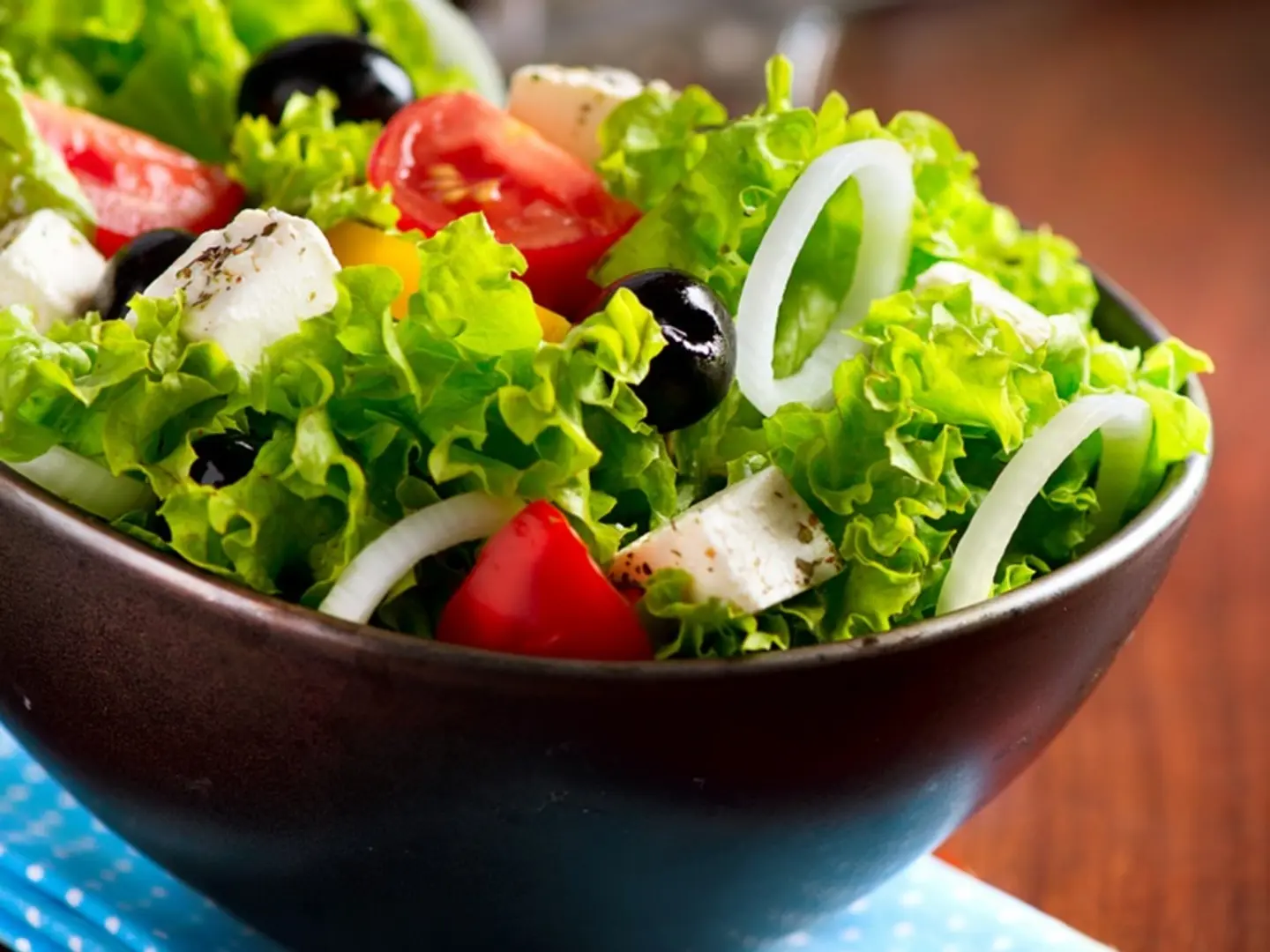 سلطة خضره مع الجبن