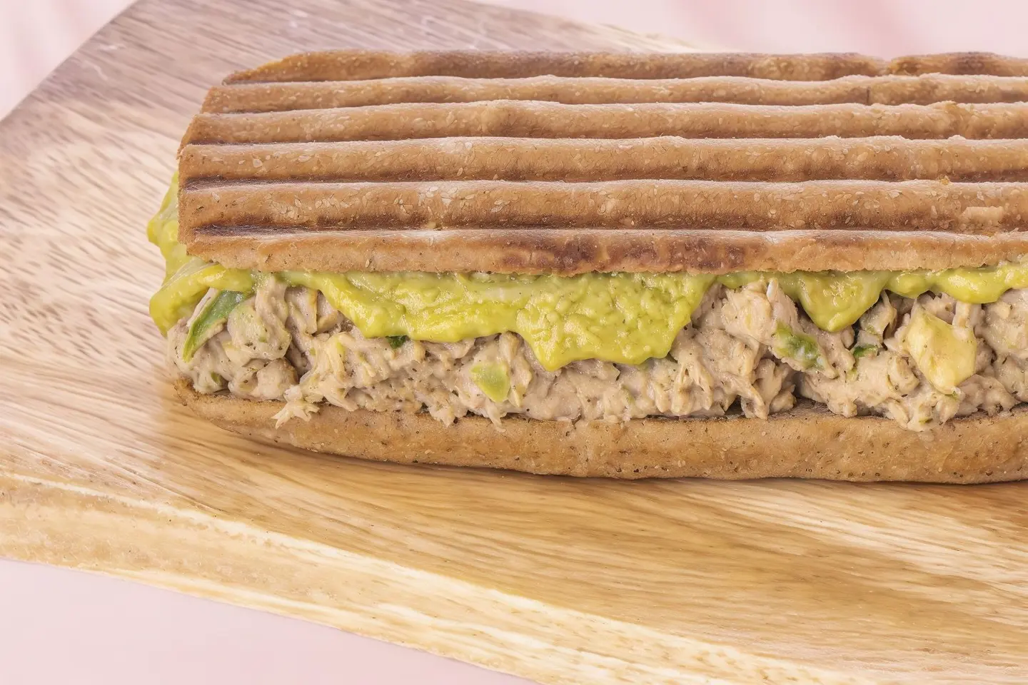 ساندوتش تونة أفوكادو الحار