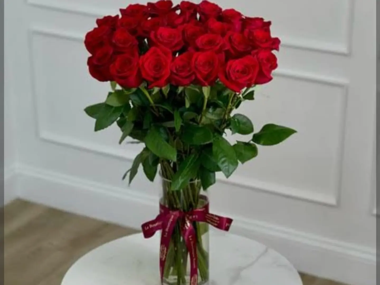 مزهرية كلاسيكية بالورود الحمراء