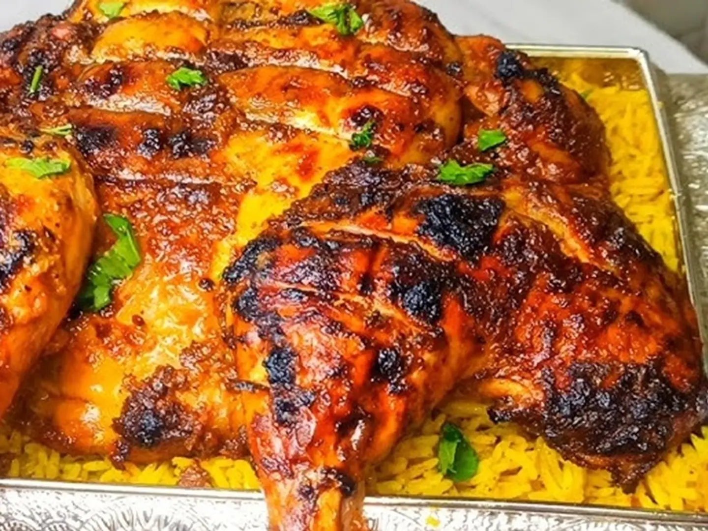 نصف دجاج مشوي على الفحم مع أرز أصفر مدخن