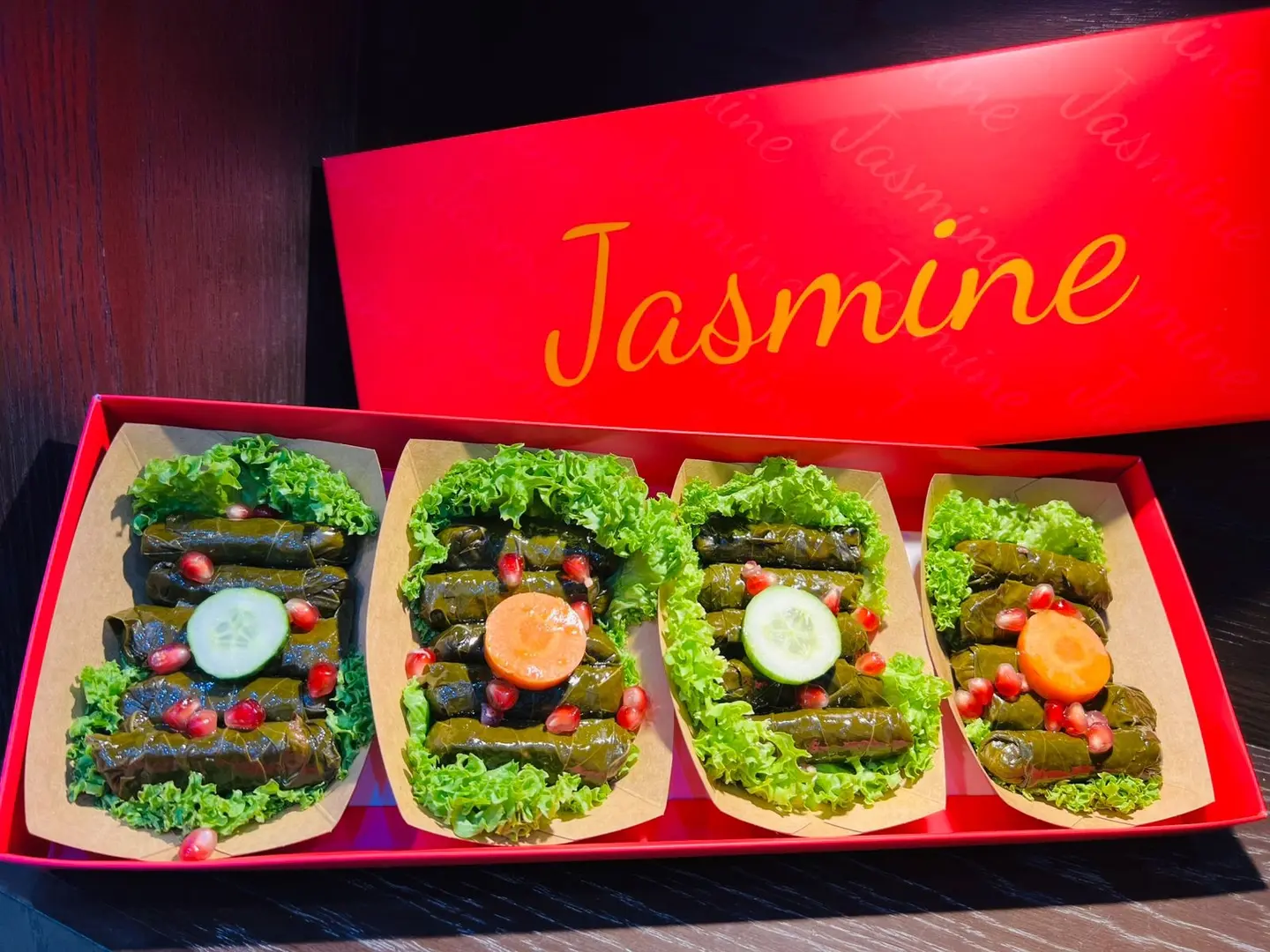 بوكس وسط ورق عنب