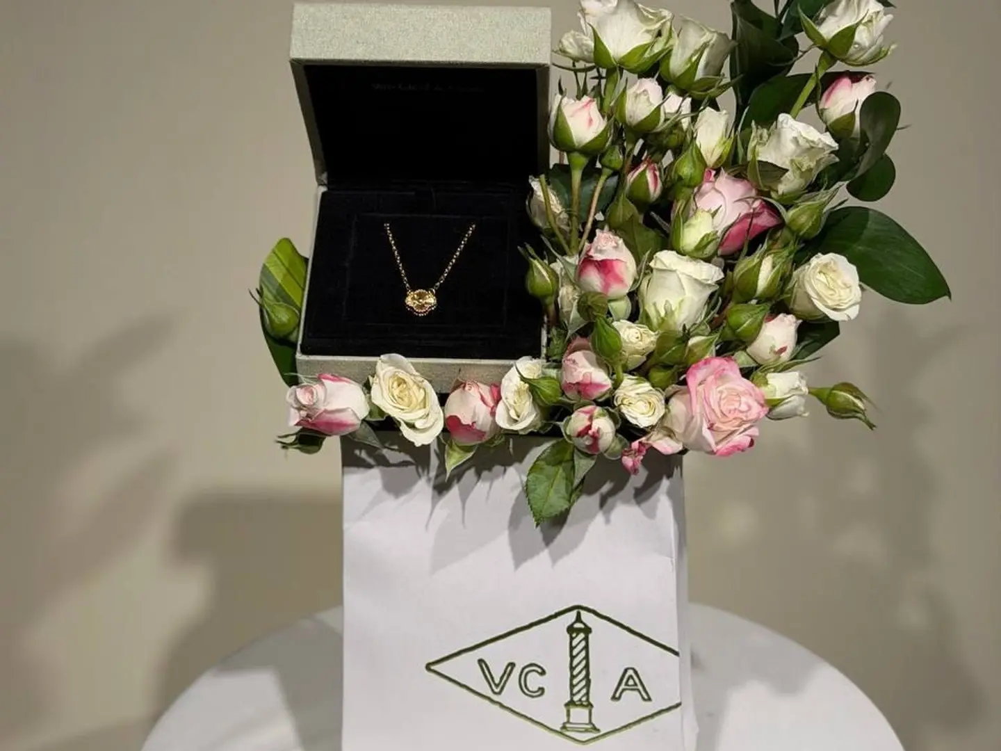 عرق اللؤلؤ مع سلسال فان كليف