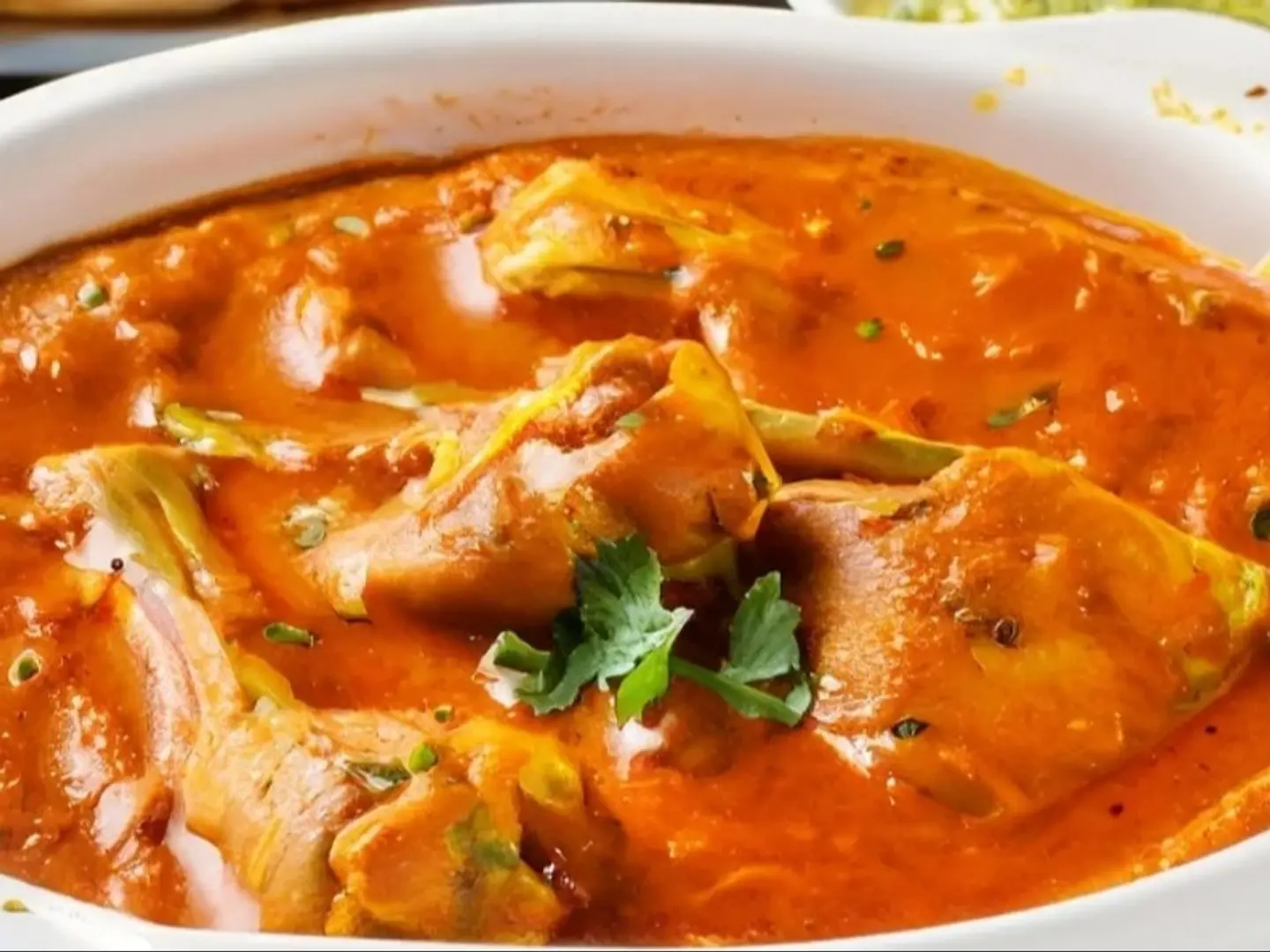 دجاج بالزبدة مع الصلصة والباراثا