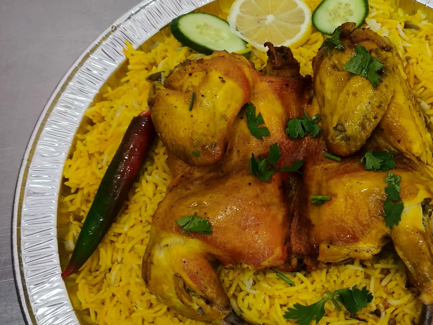 نصف حبة دجاج مندي مع الرز