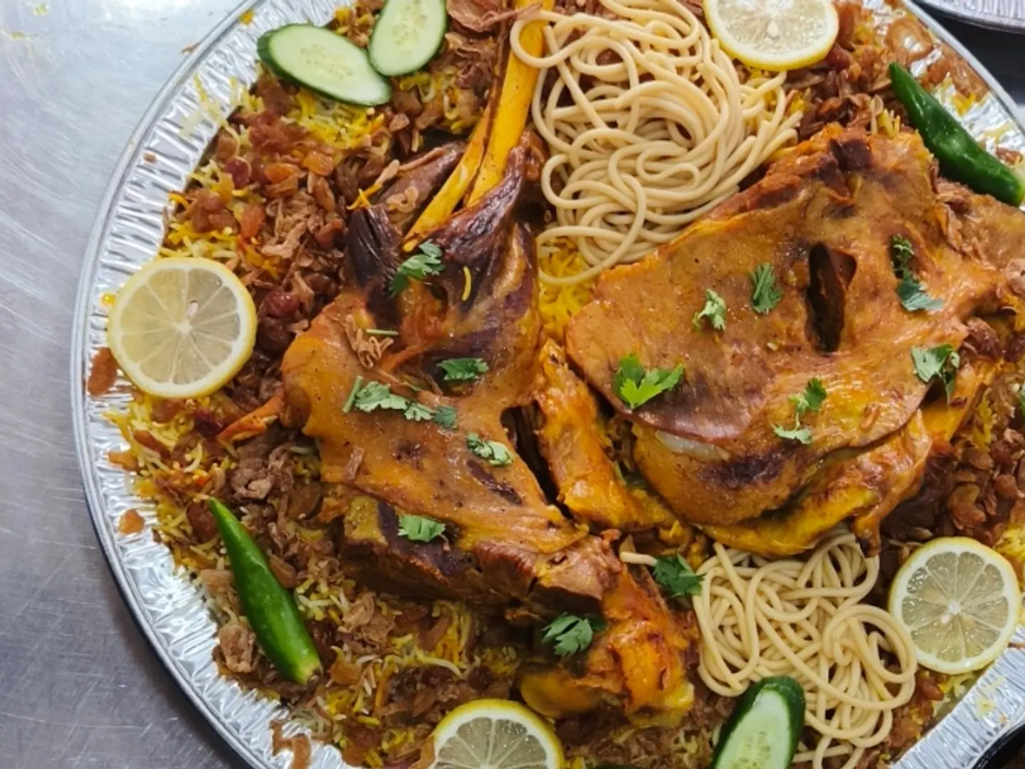 وليمة لحم خاروف وسط