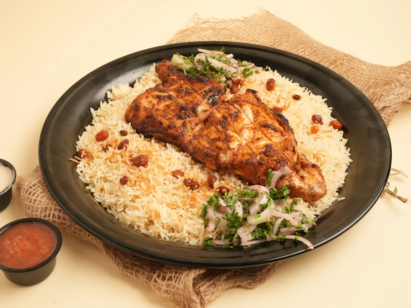 نصف دجاج على الفحم مع الرز