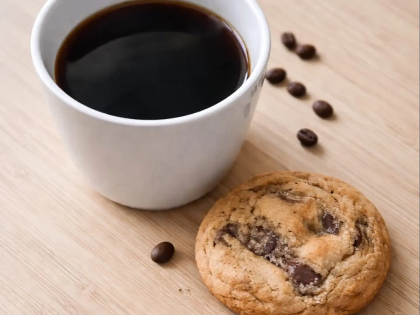 قهوة سوداء مع قطعة كوكيز