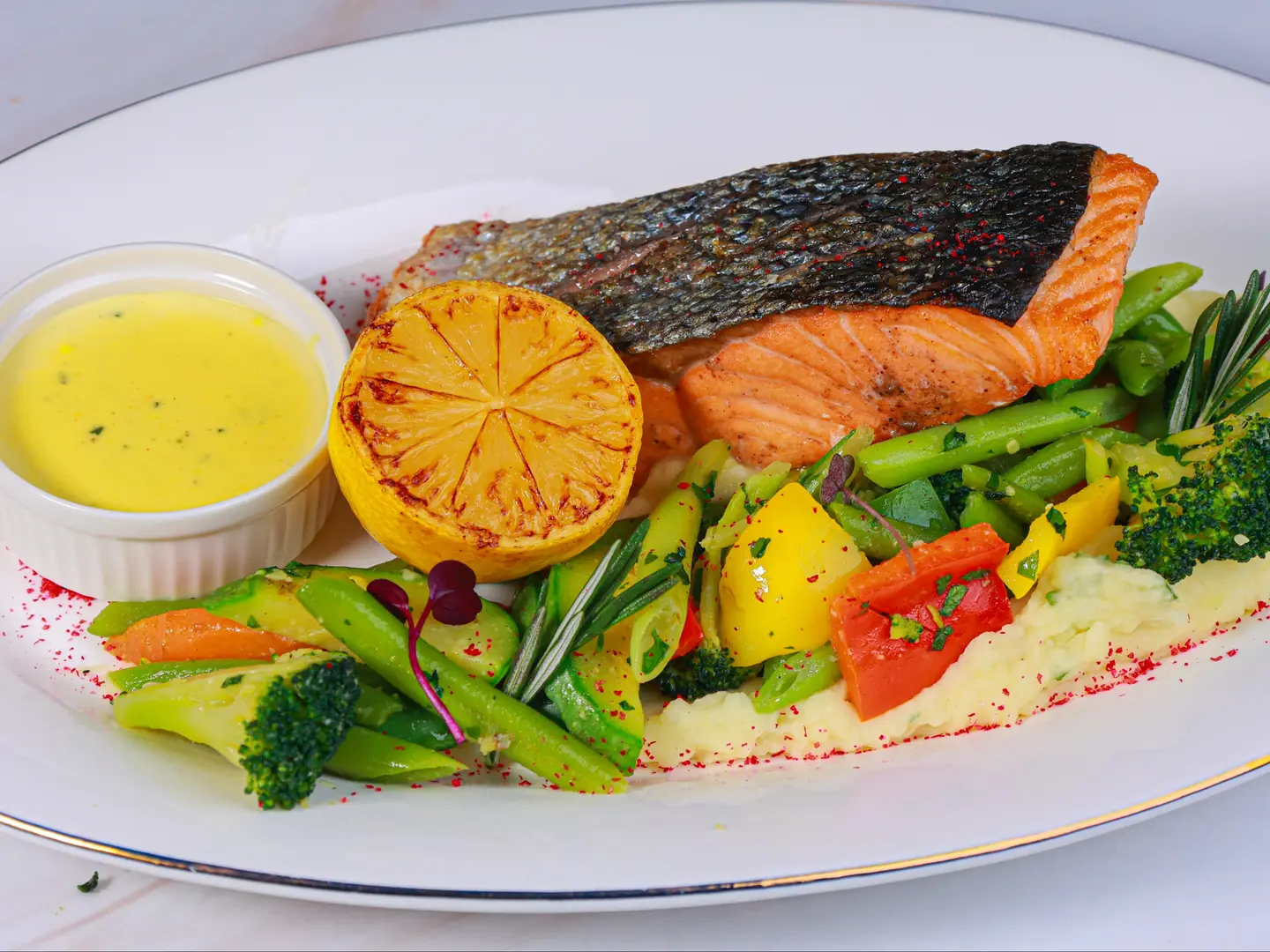 سلمون جريل مع صلصة الليمون