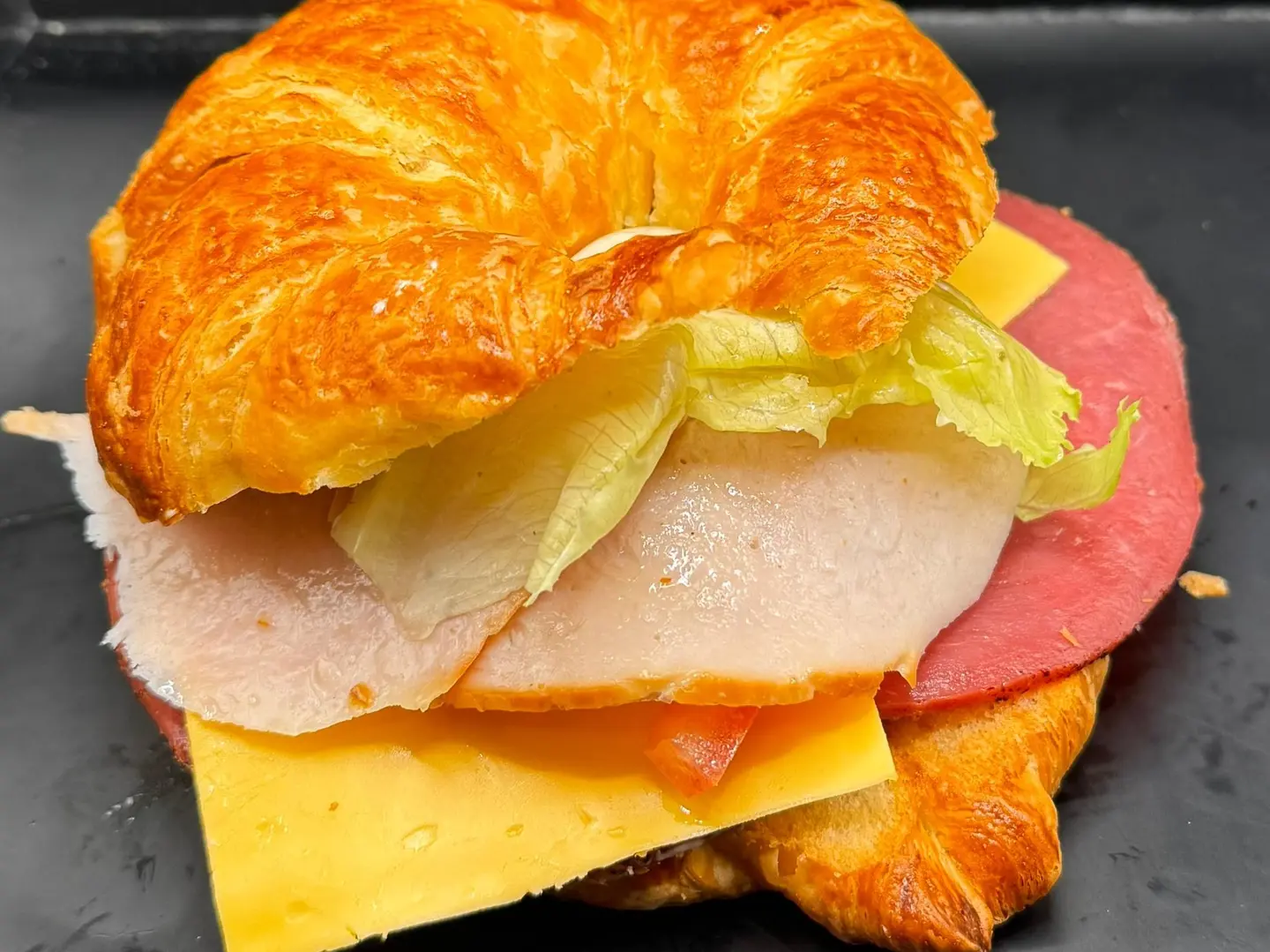 كروسان كبير تركي و روست بيف وجبنه