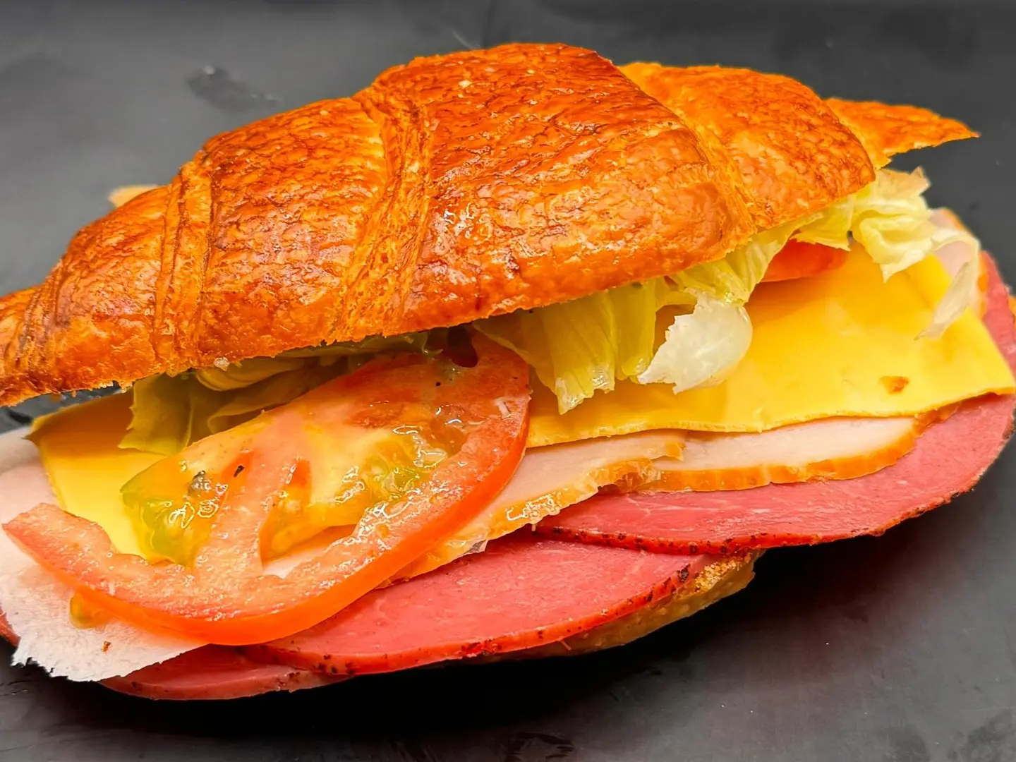 ميني كروسان أومليت جبنه و روست بيف