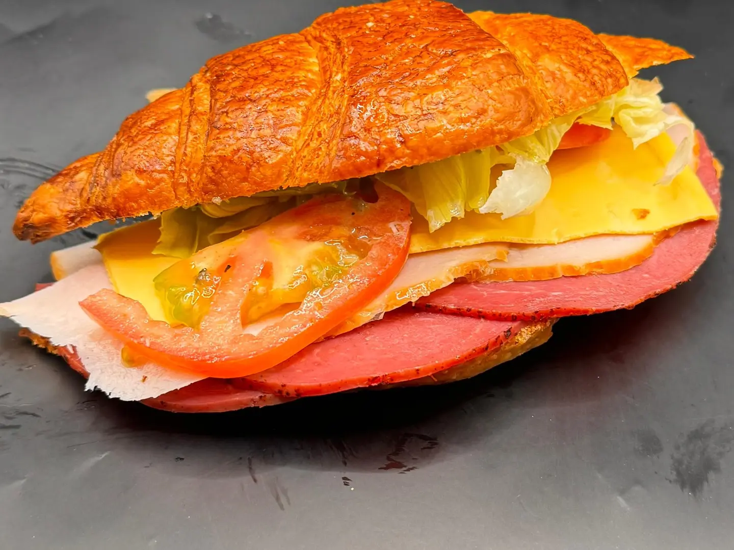 ميني كروسان تركي ورست بيف وجبنه