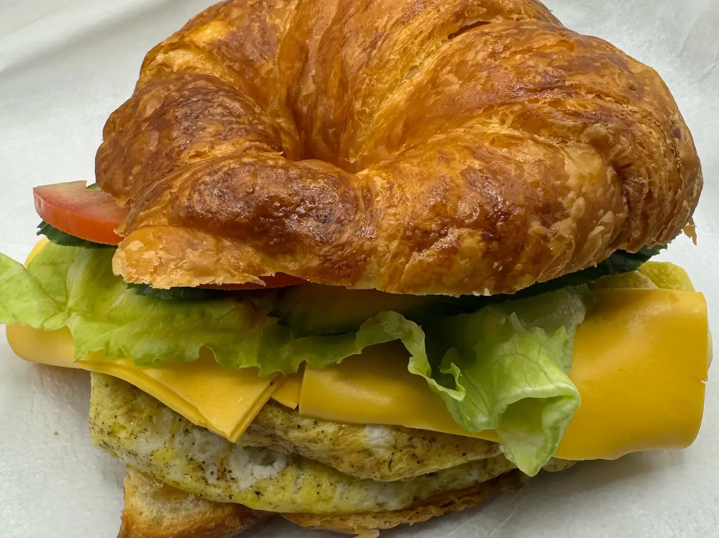 كروسان كبير أومليت جبنه و روست بيف