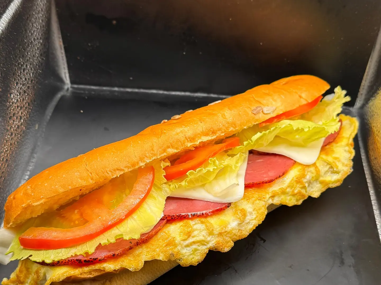 ساندويش أومليت جبنه و روست بيف