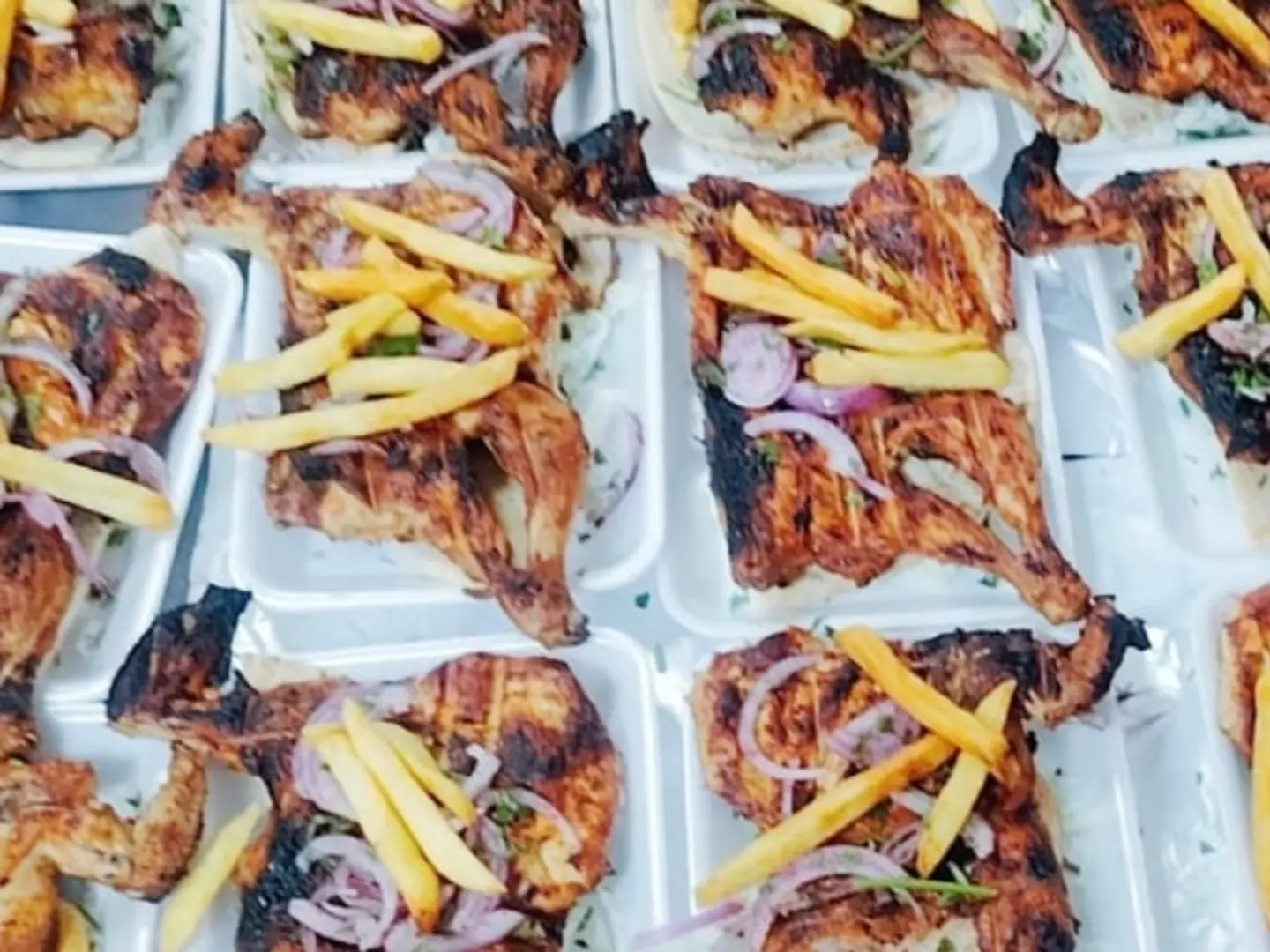 نص دجاج على الفحم مع الرز الشعبي