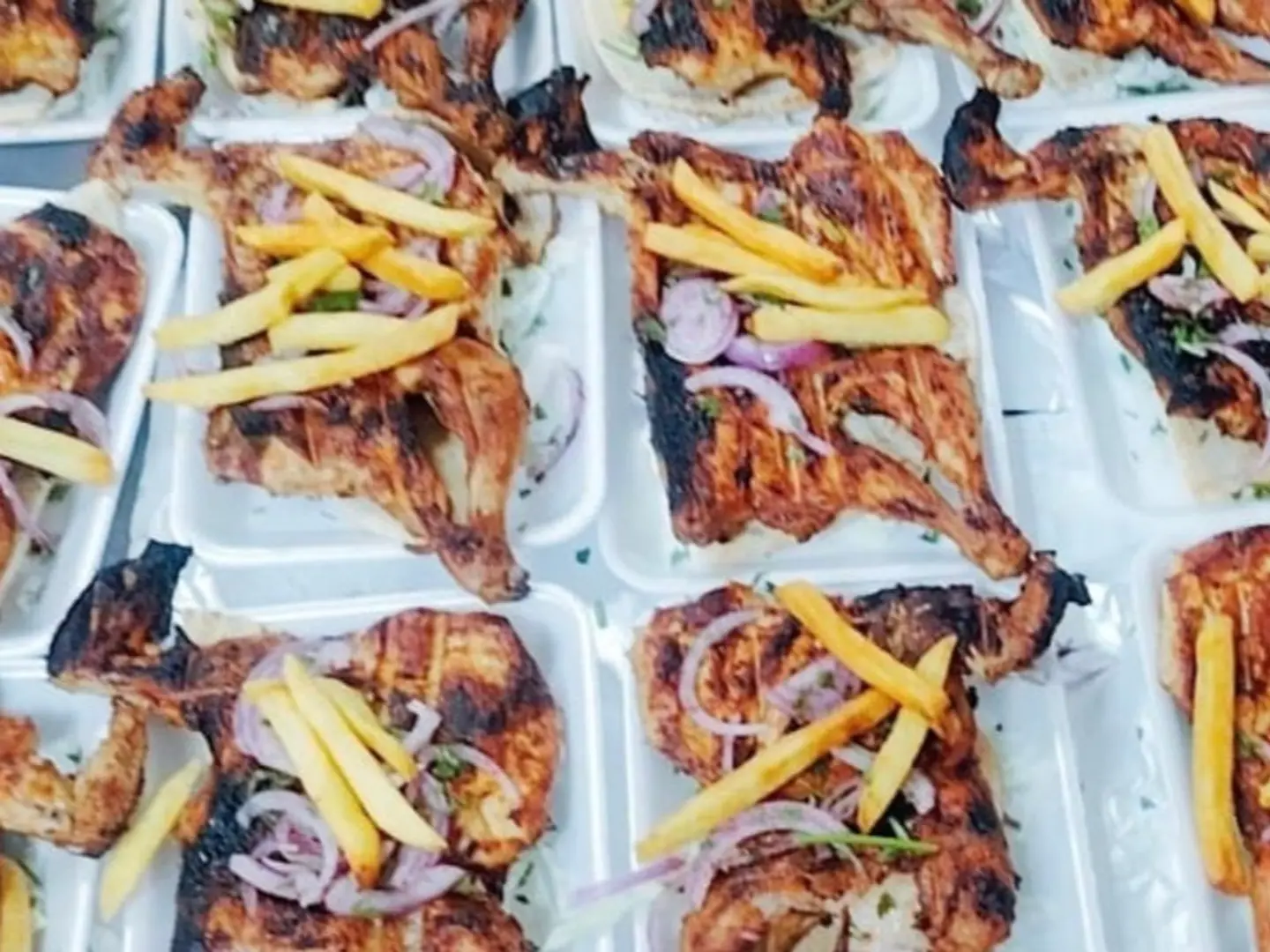 نصف حبه دجاج فحم مع الرز الشعبي