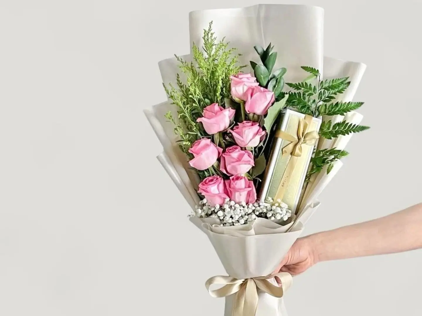 A Luxurious Rose And Chocolate Bouquet