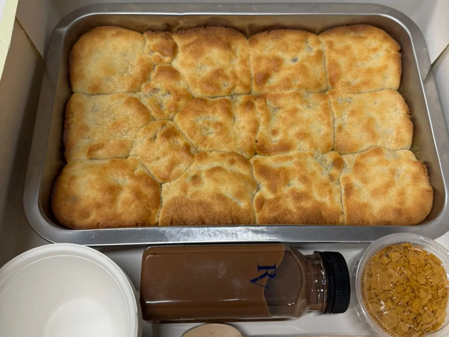 صندوق كبير من كوكيز مغرفة