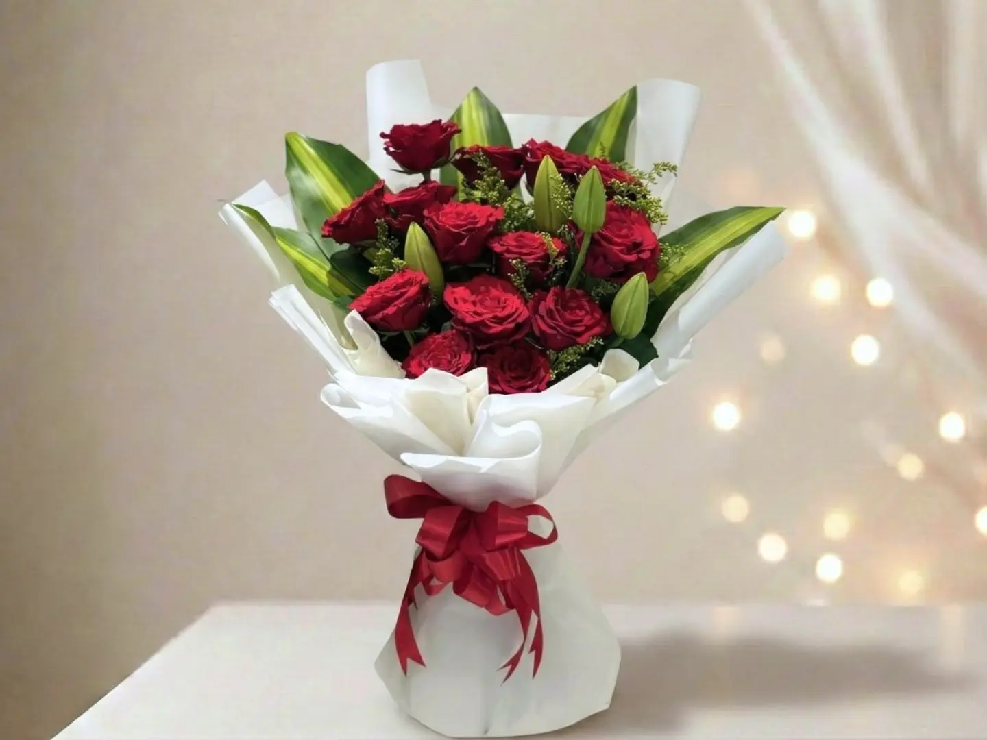 باقة الورد الأحمر بتغليف أبيض
