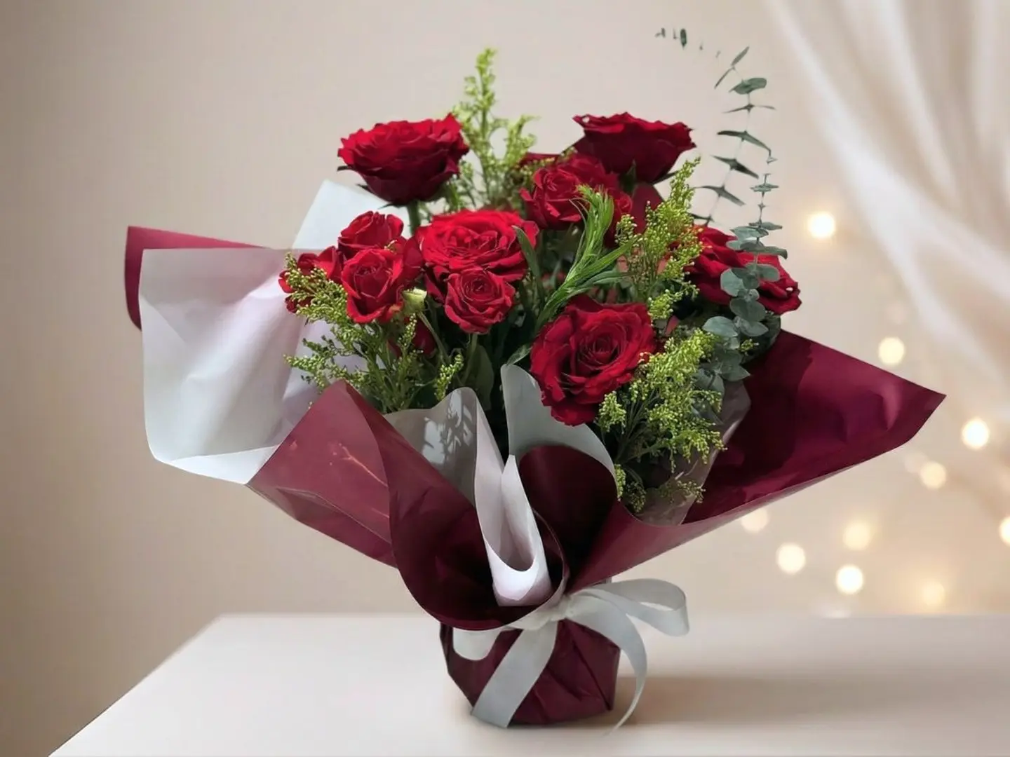 باقة ورد أحمر بتغليف عنابي وأبيض