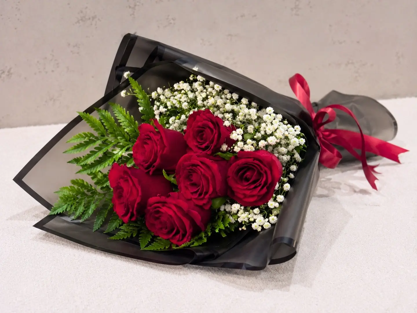 Red Flowers Buoquet Whith Black Wrapping