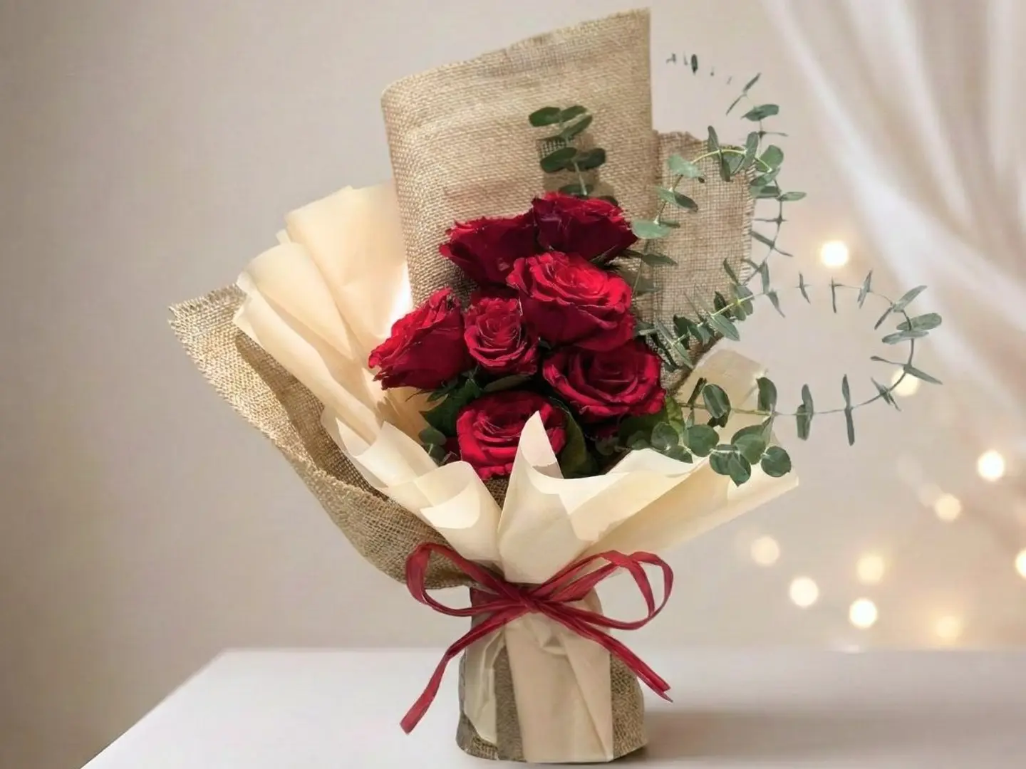 باقة ورد أحمر بتغليف خيش