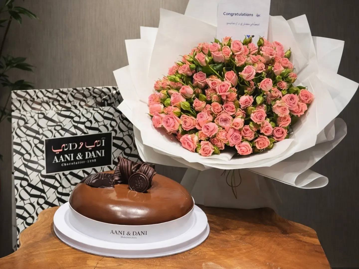 باقة ورد وردية مع كيك اني وداني