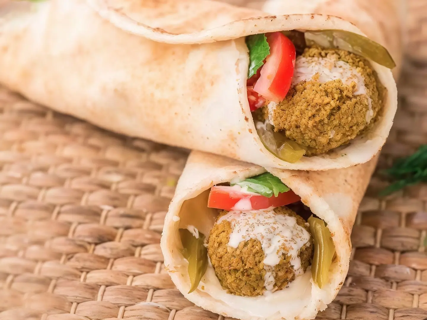 ساندوتش فلافل مع بيض