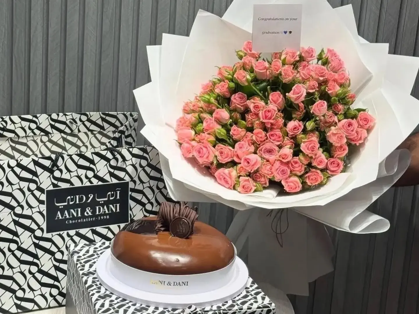 باقة وردية مع كيك اني وداني