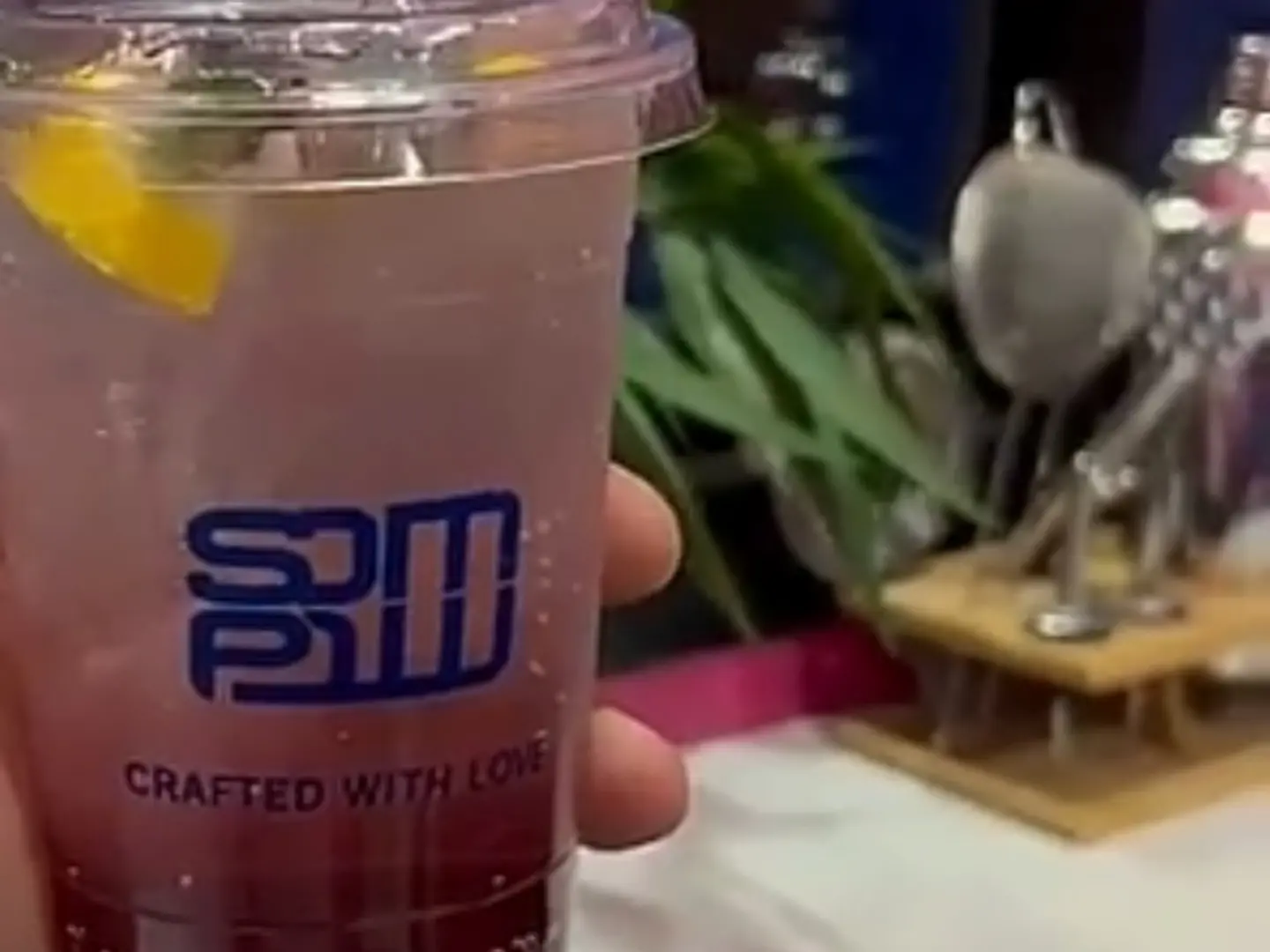 موهيتو نكهات يقدم مع سفن أب أو كود رد