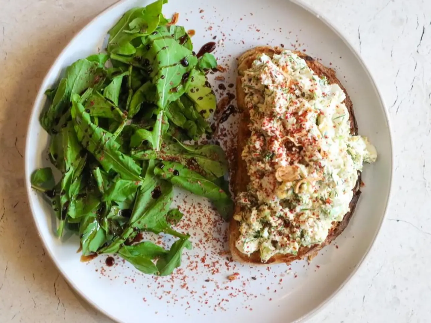 بيض مسلوق مع الافوكادو