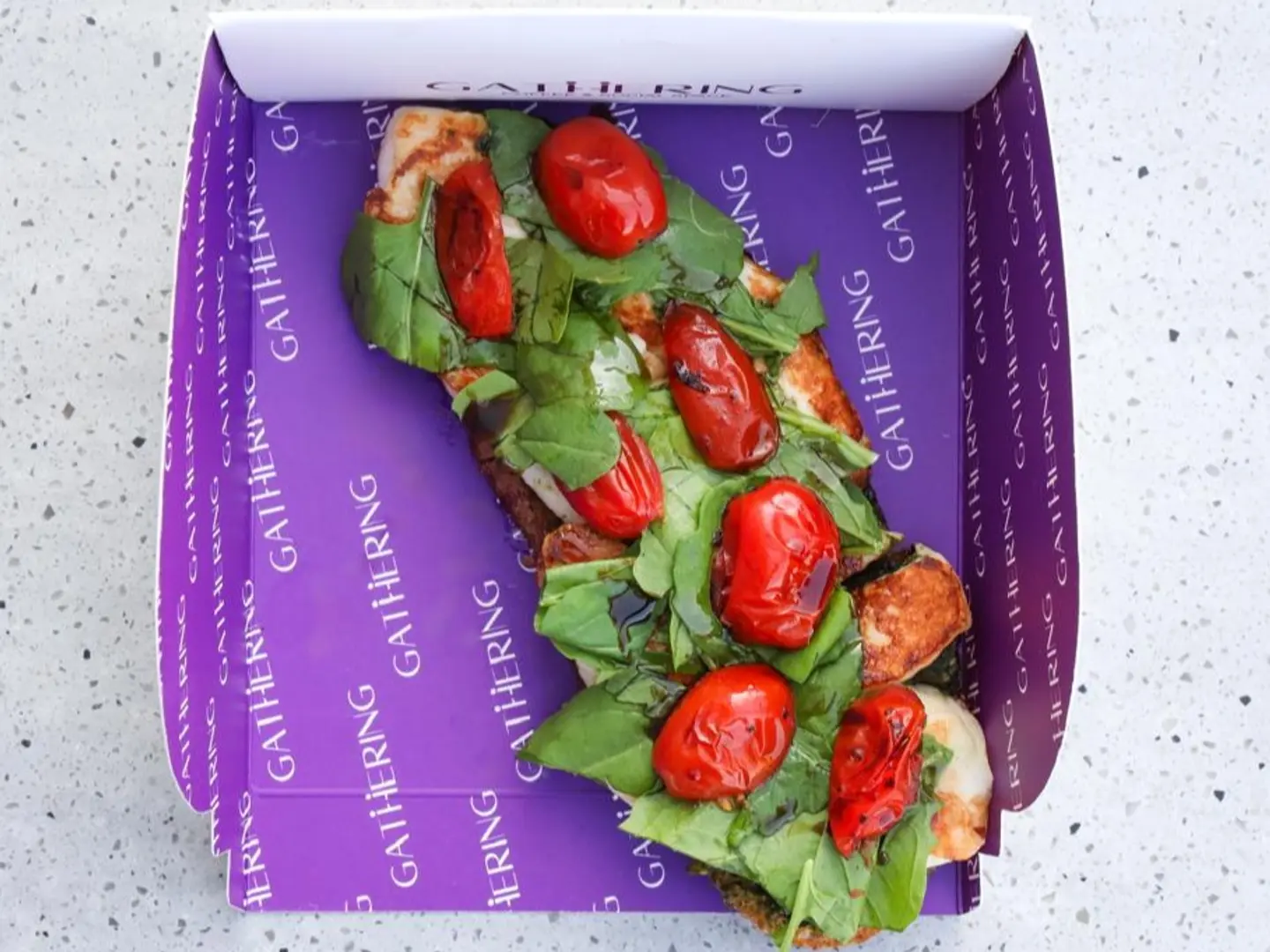 حلومي بيستو ساندويش