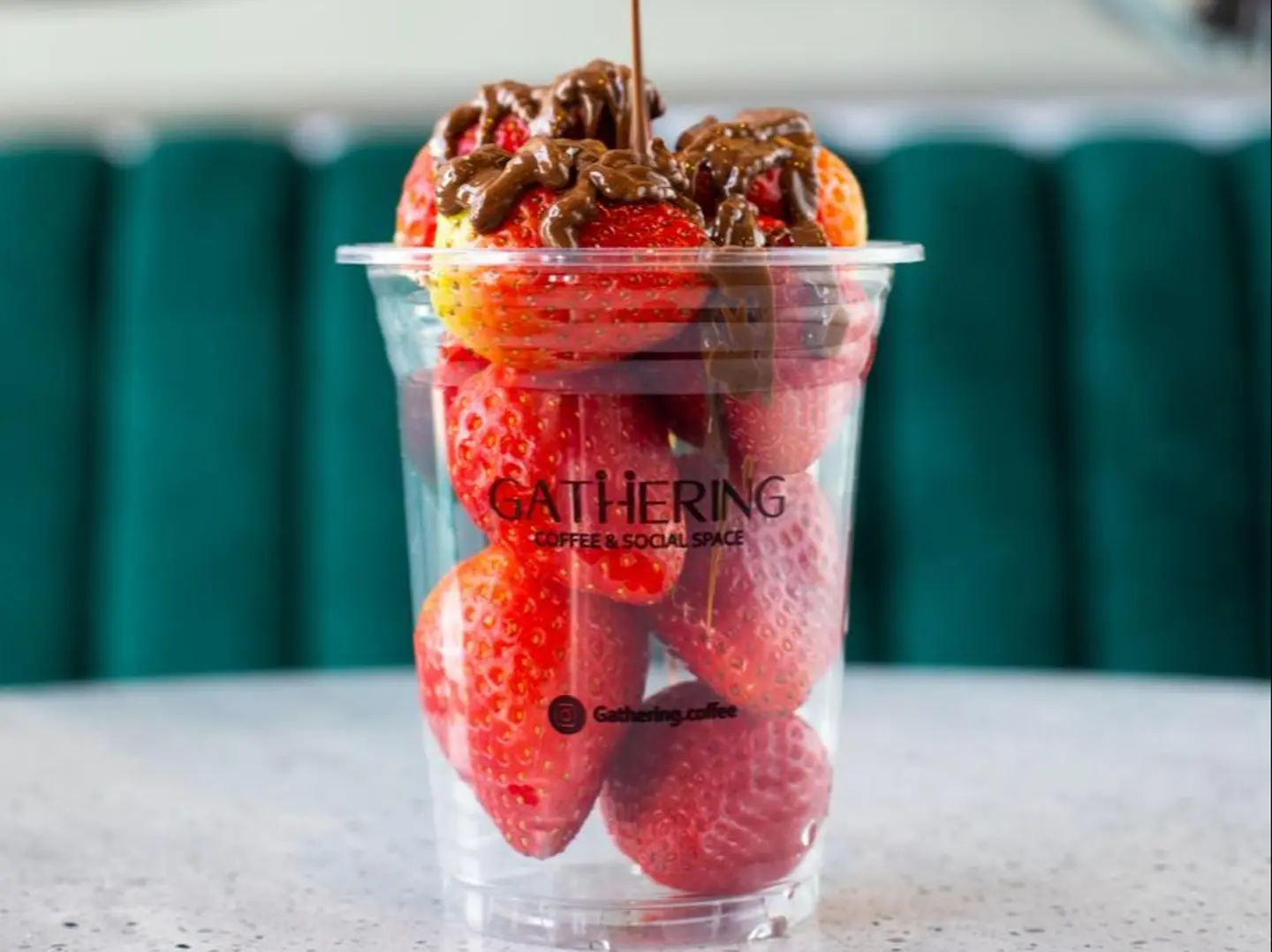 فراولة بصوص الشوكولاه