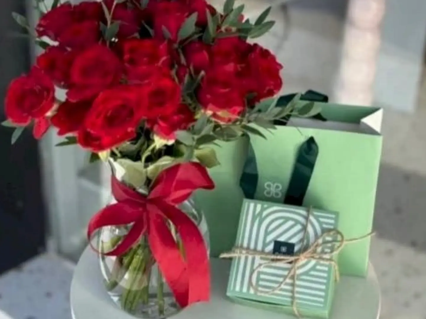 تشوكلت باتشي مع فازة ورد احمر