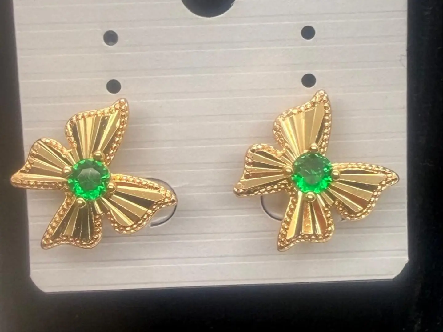 أقراط مطلية بالذهب